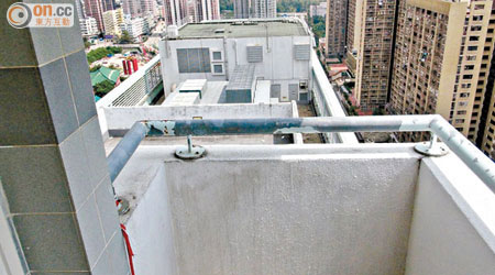 逃學男生疑攀爬天台圍欄時，失足跌落十八樓的平台受傷。（冼耀華攝）