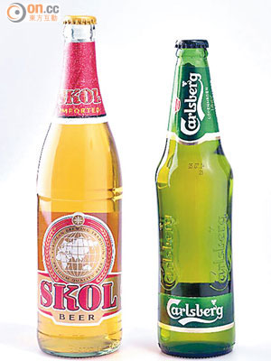 食物安全中心呼籲停止飲用受影響批次的嘉士伯五百毫升（右）及獅威六百四十毫升（左）玻璃樽裝啤酒。