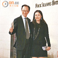 前財政司司長梁錦松（左）邊行邊輕扶太太伏明霞（右），非常體貼。