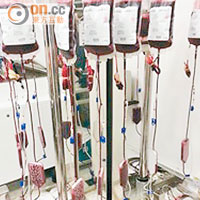 香港紅十字增購一次性過濾盒，去除血包中白血球。（伊利沙伯醫院提供）