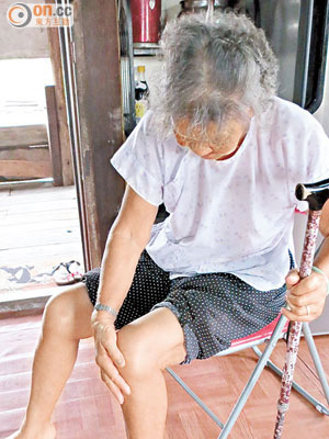 梁婆婆在家內亦需以拐杖支撐，每走兩步便需坐下按摩膝蓋。