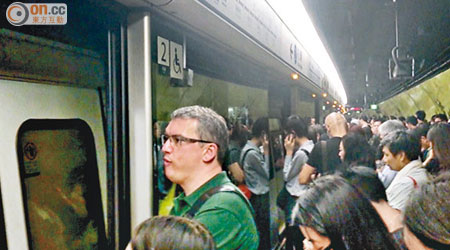 灣仔站月台擠滿大批候車乘客。（讀者提供）