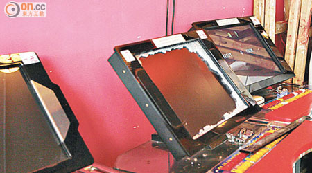 機舖昨晨遭破壞，多部遊戲機的螢幕被扑爛。（吳遠輝攝）