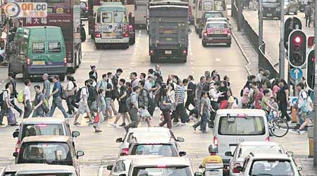 本港近日的空氣質素變差，市民受苦。（蘇文傑攝）