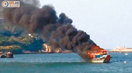 起火漁船冒出大量濃煙，直沖半空。（讀者提供）