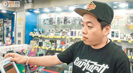 李先生表示手機套主要於深圳及香港購入，入貨時會查看貨品的安全證明。