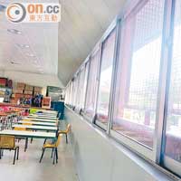 第三層校舍其中一個活動室的面積有近千平方呎，放置了數十張桌子及椅子。