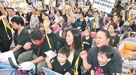 約三百名港爸港媽集會抗議教育局未能確保本地學童原區入學。（何天成攝）
