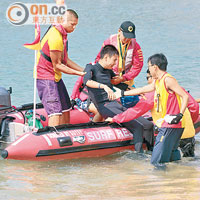 李民橋（左二）落水五分鐘就嗌抽筋，五個救生員火速撲上前救人。（徐家浩攝）