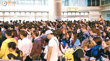 大批過港旅客由深圳灣管制站內逼至站外，一度聚集近一萬人。