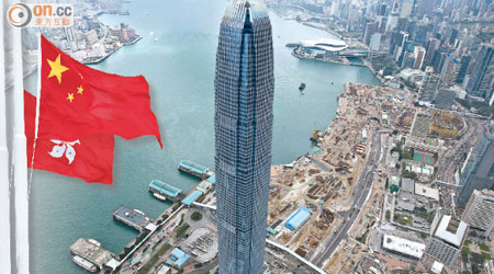 中資巨企湧進，本港華資家族企業日漸邊緣化。（設計圖片）