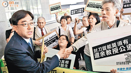支持余卓文的市民向高永文（左）請願，要求公正調查事件。（霍振鋒攝）