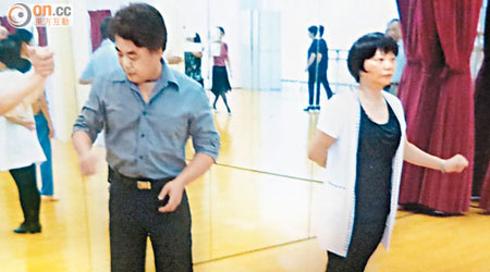 梁桂生（左）及姚金鳳（右）○八年教授學生社交舞時的情形。（朱先儒攝）