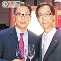 施榮懷（左）代表廠商會捐款三千萬元撐理大，唐偉章連聲感謝。（嚴少阡攝）
