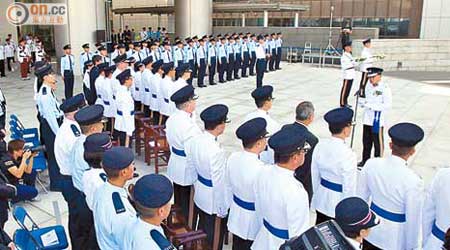 警隊昨舉行儀式向殉職警務人員致敬。（黃仲民攝）