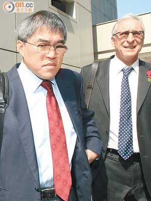 霍震宇（左）昨現身法庭旁聽，但沒有對案件作任何回應。（黃仲民攝）