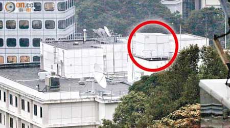 香港<br>美國駐港總領事館天台也設有「神秘白盒」（紅圈示），有學者指若真是監聽站，方圓一公里內的通訊也能截取。（陳章存攝）
