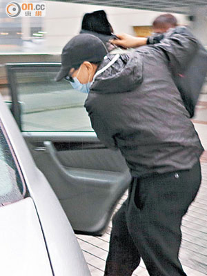 被告謝世斌涉嫌強姦，他昨離開法院後飛奔登上私家車。