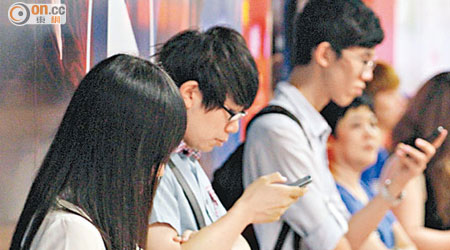 香港青少年玩手機成癮，輔導機構呼籲家長及學校採取措施改善。（資料圖片）