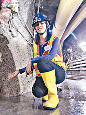爆炸監督工程師佘小萍屬首位女工程師進入一百六十三米深的地底隧道。（羅錦鴻攝）