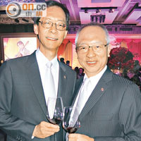 活動籌得逾五百萬港元，理大校長唐偉章（左）與大學顧問委員會主席鍾志平（右）飲得杯落嘞。