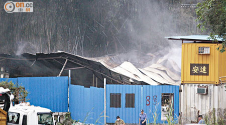 香港 <br>起火回收場部分鋅鐵屋屋頂被燒毀下塌。（馮裕亨攝）