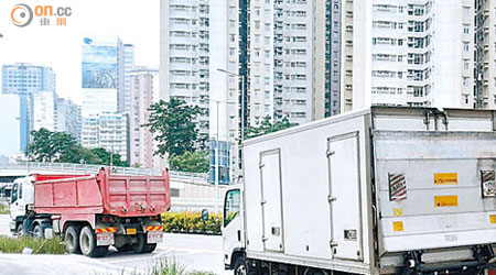 啟東道行人過路處附近常有大型貨車於影線位置違泊，令駕駛者無法知悉路面情況。（讀者提供）