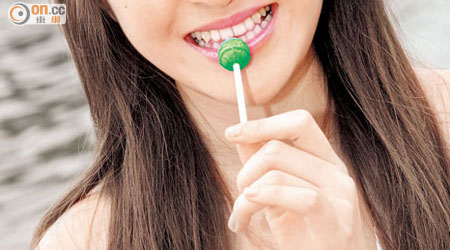 圖中少女所吃的是普通糖果，外形與大麻糖無大分別。（設計圖片）