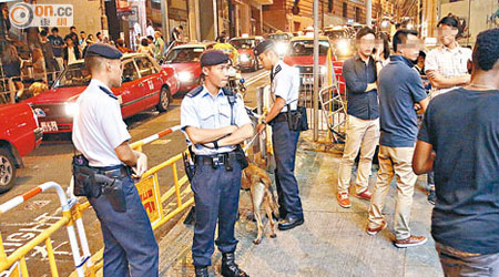警員不時攜警犬在蘭桂坊一帶巡邏及戒備。（資料圖片）