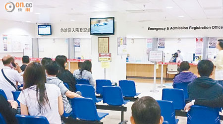 大批病人在威院內的急症室等候。（何仲軒攝）