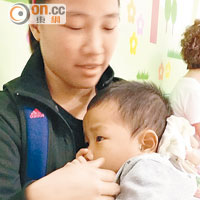 李太對兒子發燒的病況很憂心。