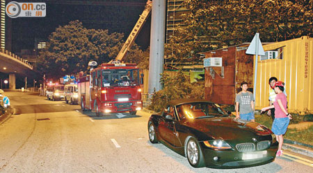 肇事跑車與消防泵車停在路旁。（楊日權攝）