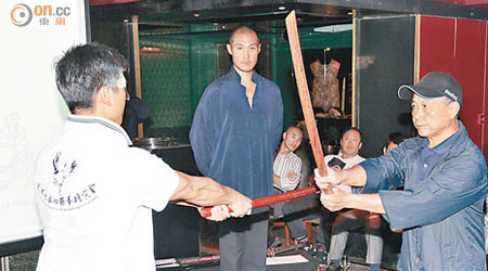 武術師傅李剛（右）與徒弟示範雙手刀技法。（徐家浩攝）