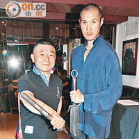 中華國術總會主席趙式慶（右）與會長王嘉恩都帶同珍藏來講解刀劍之道。