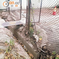 停車場外的雨水渠延至毗鄰學校外牆位置便告終止，亦未有接駁到公共排水渠。