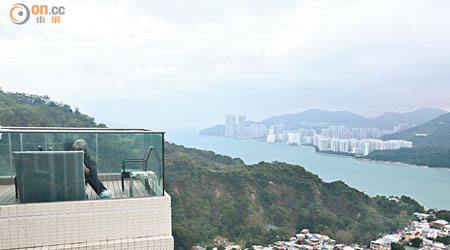 王林的寓所其中一個露台可眺望鯉魚門海景。