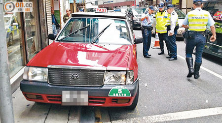 的士失控剷上行人路，警員在現場調查。（馬竟峯攝）