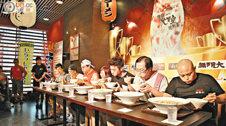 五名參賽者跟兩名比賽嘉賓一起鬥吃巨型拉麵，中為三宅智子。