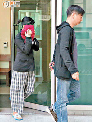 女被告謝瑋琦（左）昨獲准保釋後，由男友護航離開。