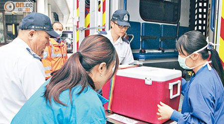 救護車將器官轉送到瑪麗醫院進行移植手術。（陳桂健攝）