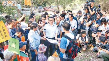 陳茂波到訪虎地坳村時，數十名居民向他表達原村保育的訴求。(霍振鋒攝)