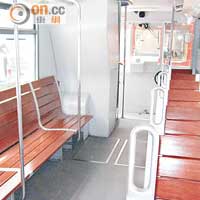 翻新後的電車，下層車廂保留傳統長直座椅設計。（資料圖片）