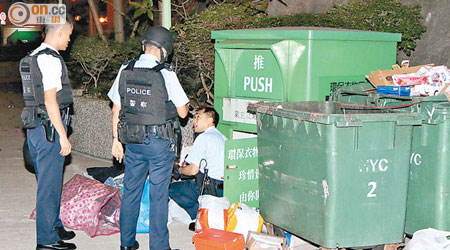 警員搜查衣物回收箱及垃圾箱。（楊偉嶽攝）