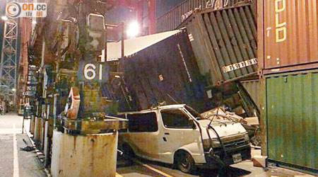 倒塌的貨櫃壓着的客貨車，左邊車身幾近砸扁。（讀者提供）