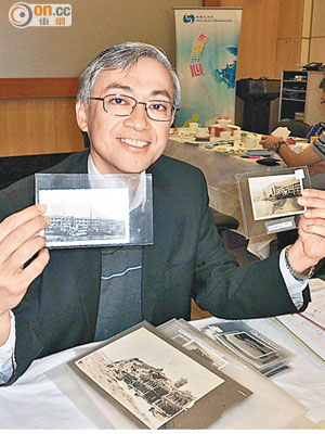 岑智明展示兩張一九三七年香港受颱風吹襲嘅舊相片。（潘嘉寶攝）