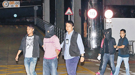 兩名內地懷疑扒手由警員押返中港城現場調查。（葉嘉文攝）