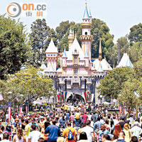 迪士尼樂園是遊學團的行程之一。
