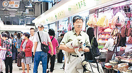 根據領匯規定，除視障人士可帶同導盲犬進出街市外，其他訪客均不得攜帶犬隻進入。