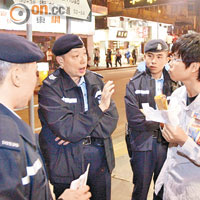 機動部隊人員在九龍城向市民查詢。（馮裕亨攝）