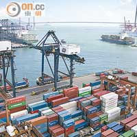 香港港口貨櫃吞吐量增長率近十年放緩，陸續被上海及深圳等內地港口趕上。（資料圖片）